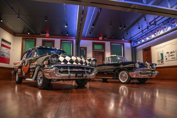 През една дъщерна компания GM създава "Черните вдовици", които се оказват толкова успешни, че пречелят шампионската титла в NASCAR през 1957. Но всъщност състезателните версии не са чак толкова различни от "цивилните" коли - те имат само по-различни колела и ауспух, както и олекотен резервоар за гориво. После в състезанието Viriginia 500 обаче става тежка катастрофа, няколко зрители са ранени и General Motors окончателно задрасква проекта. 
